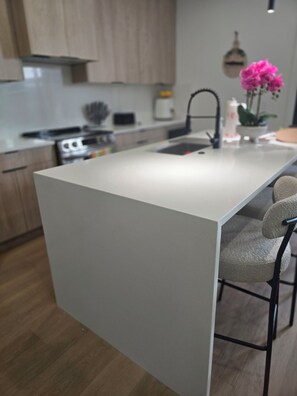 Microondas, horno, placa de cocina, lavavajillas