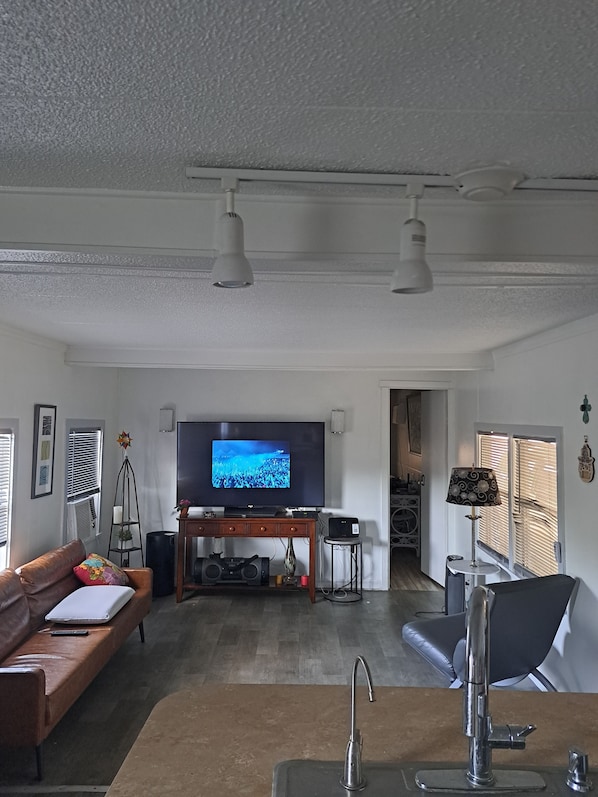Smart-tv, dvd-spelare och en stereo