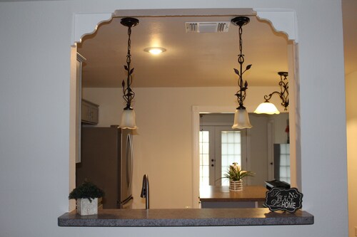Spacious 4BR/2BA Near Amazing Restaurants, Riverwalk, Alamo, Missions & Downtown