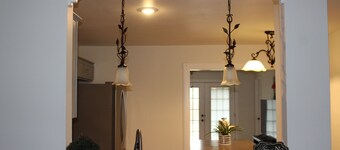 Spacious 4BR/2BA Near Amazing Restaurants, Riverwalk, Alamo, Missions & Downtown