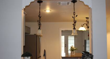 Spacious 4BR/2BA Near Amazing Restaurants, Riverwalk, Alamo, Missions & Downtown