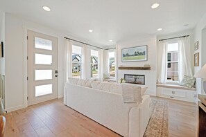 Smart TV, fireplace