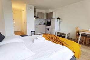 Iron/ironing board, WiFi, bed sheets
