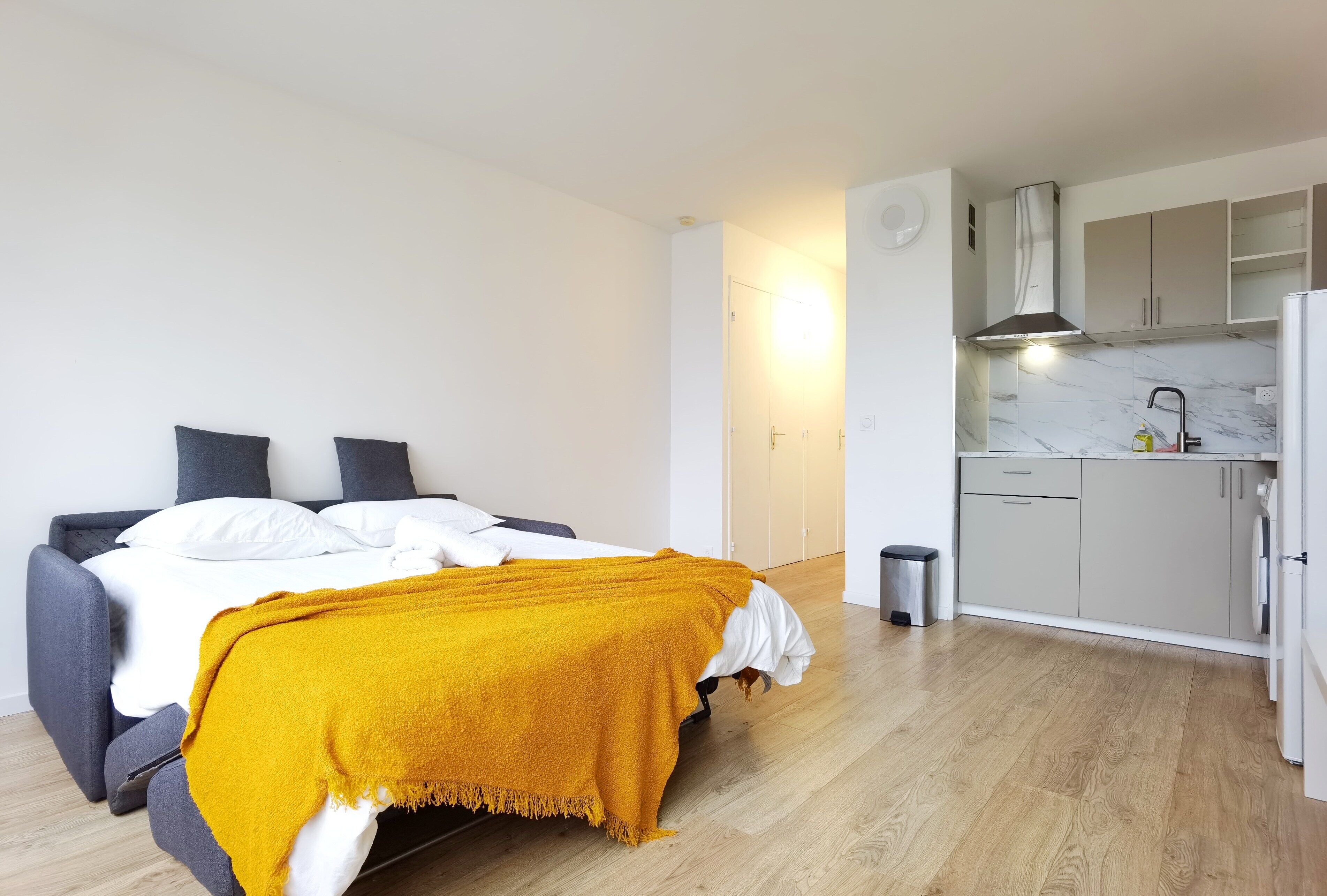 1 bedroom, bed sheets