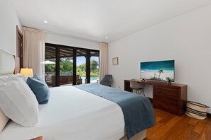 5 chambres, coffre-fort, bureau, fer et planche à repasser