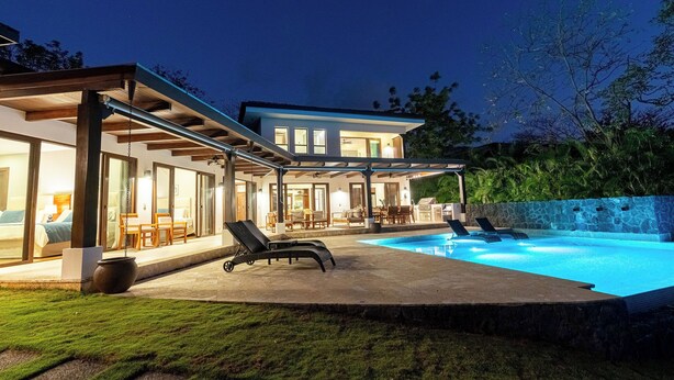 A modern house with a swimming pool, covered patio, and outdoor seating area. -  Luxury Beachfront Villa with Direct Beach Access. Hacienda Pinilla. Tamarindo. (Tamarindo)
