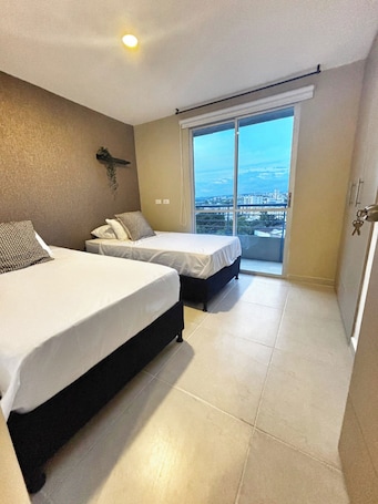 Cortinas blackout, tabla de planchar con plancha y wifi gratis