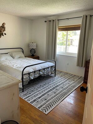 2 bedrooms, iron/ironing board, WiFi, bed sheets