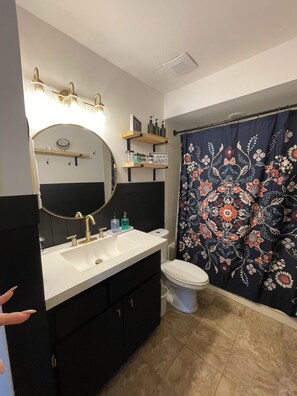 تجهيزات دش، مجففات شعر، مناشف، صابون