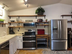 Frigorífico, microondas, horno y placa de cocina