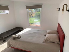 3 habitaciones, tabla de planchar con plancha, wifi y ropa de cama 