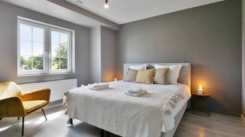 3 slaapkamers, een strijkplank/strijkijzer, wifi, beddengoed