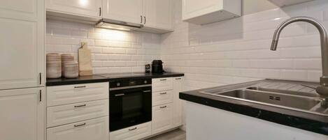 ثلاجة، ميكروويف، فرن، موقد طهي مسطح