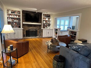TV, fireplace