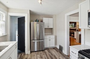 Een microgolfoven, een oven, een kookplaat, een vaatwasser