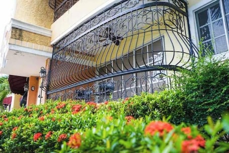 Exterior detail. Santo Domingo Norte, 3 bedrooms apt with wifi close to all fun, Villa Mella.