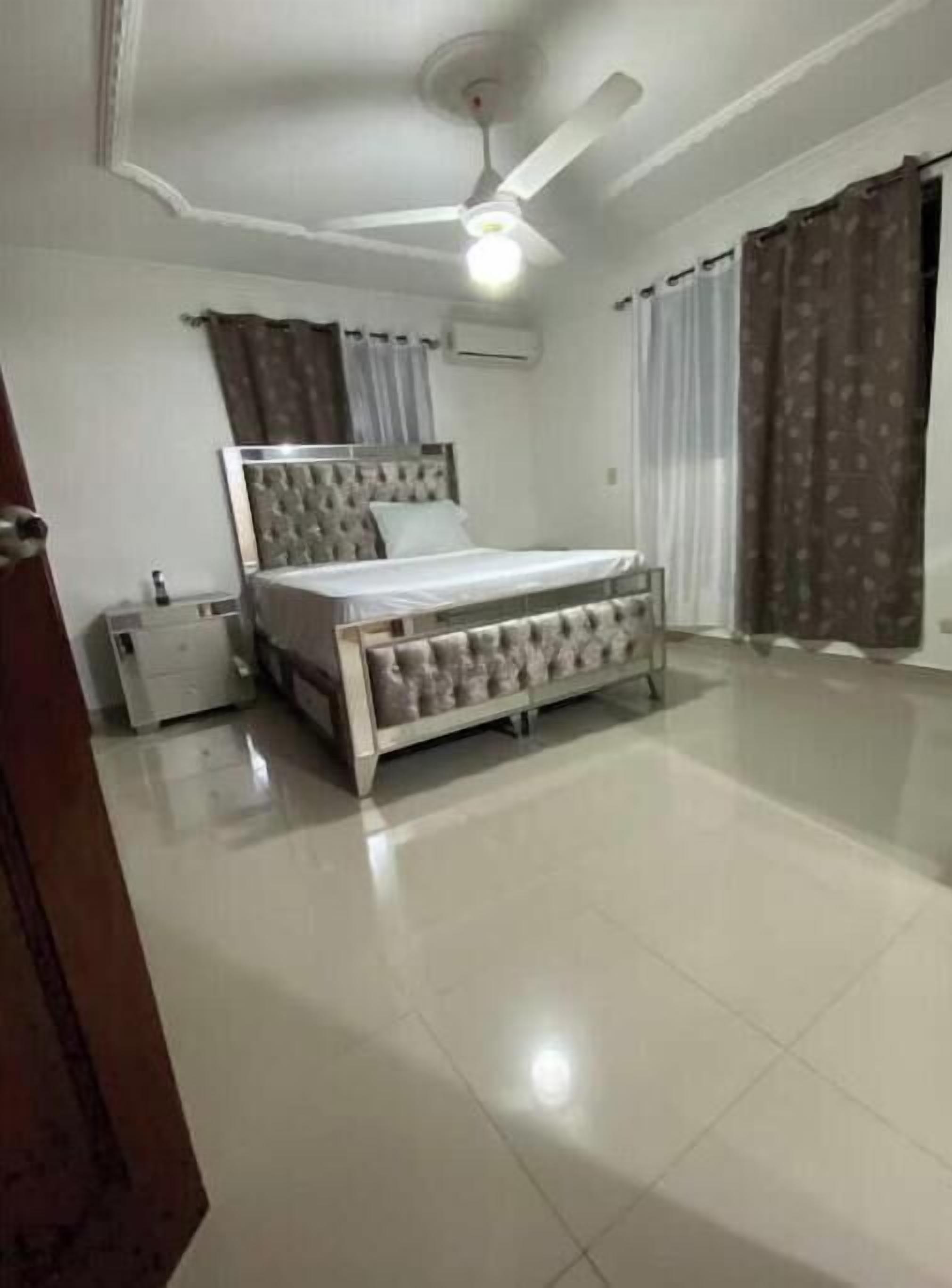 3 habitaciones, wifi gratis, ropa de cama y acceso para silla de ruedas 