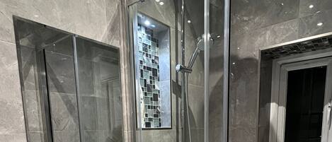 Dusch, hårtork, handdukar och tvål