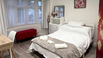 3 bedrooms, iron/ironing board, WiFi, bed sheets