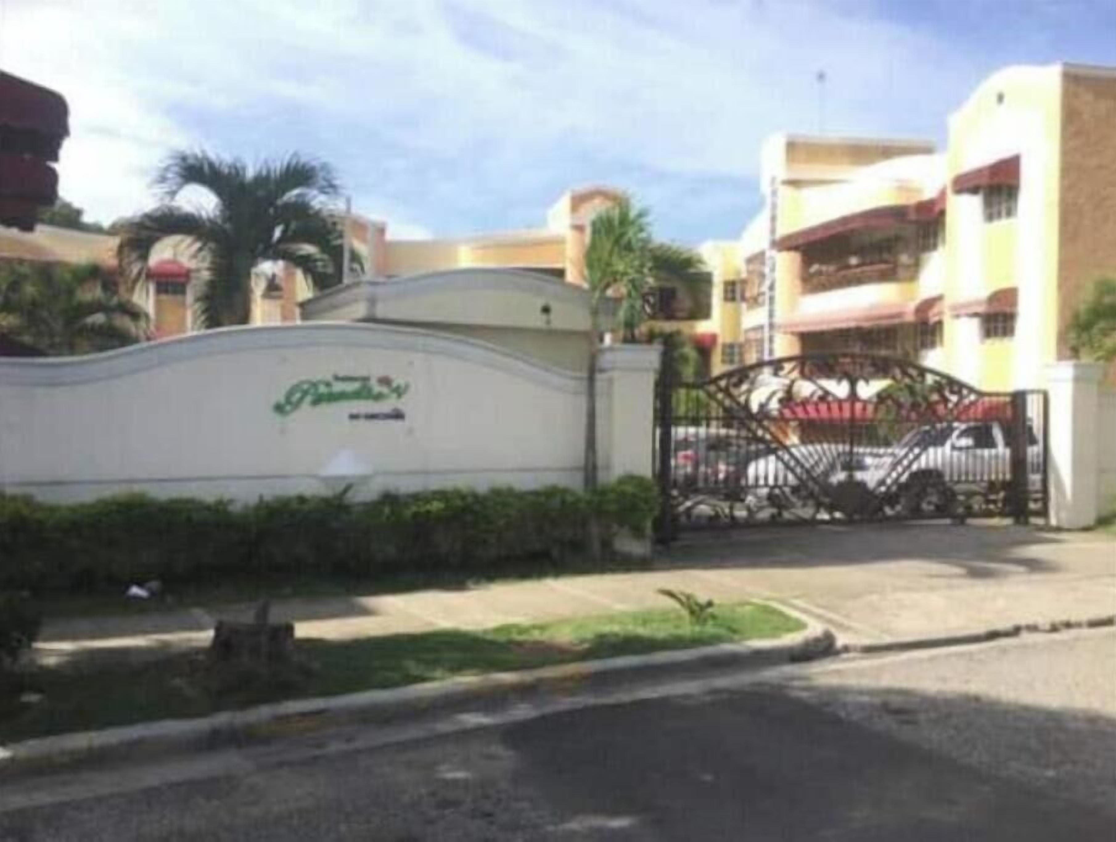 Una entrada cerrada a una zona residencial con un letrero que indica una comunidad privada.