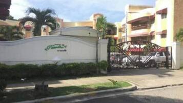 Una entrada cerrada a una zona residencial con un letrero que indica una comunidad privada.