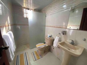 Bathroom - Huge Modern NEW apt. Good Transp apt 3-1-1 (Santo Domingo norte)