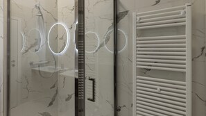 Ducha, secador de pelo, toallas y jabón