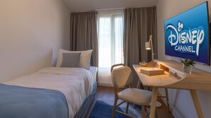 3 chambres, bureau, fer et planche à repasser, lit parapluie