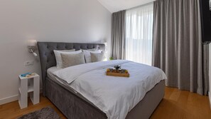 3 bedrooms, in-room safe, desk, iron/ironing board