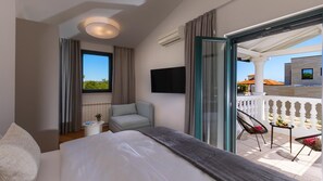 3 bedrooms, in-room safe, desk, iron/ironing board