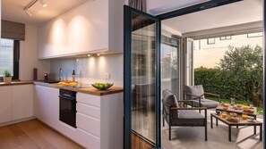 Fridge, oven, stovetop, dishwasher