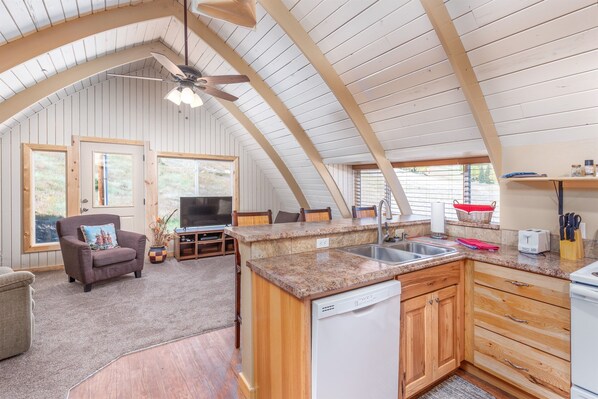 Fridge, microwave, oven, dishwasher - Ski View at Georg's Ski Shop (Brian Head)