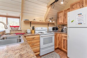 Fridge, microwave, oven, dishwasher - Ski View at Georg's Ski Shop (Brian Head)