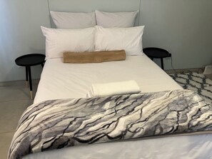 Strykjärn/strykbräda, wi-fi och sängkläder