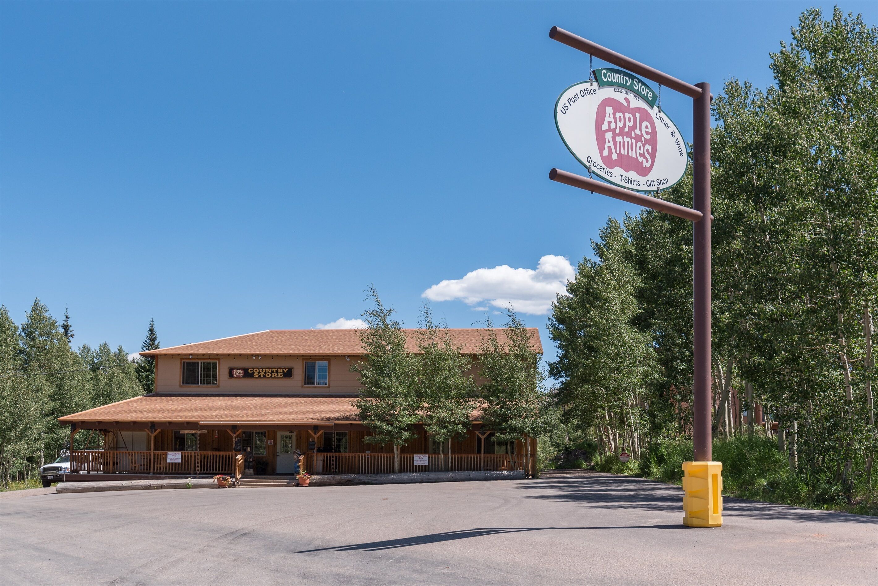 A Country Store with a signboard advertising Apple Annie's, groceries, T-shirts, and a gift shop.