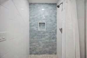 Chuveiro, secador de cabelo, toalhas de banho 