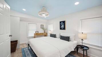 1 Schlafzimmer, Schreibtisch, Bügeleisen/Bügelbrett, Reisekinderbett