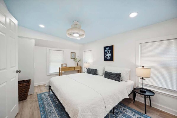 1 chambre, bureau, fer et planche à repasser, lit parapluie