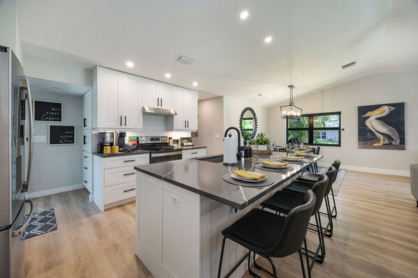 Jääkaappi, mikroaaltouuni, uuni, liesi