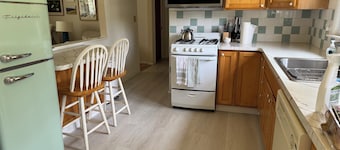 Charming 2-bedroom bungalow in Saratoga Springs with fenced yard