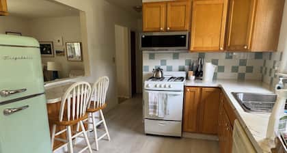 Charming 2-bedroom bungalow in Saratoga Springs with fenced yard