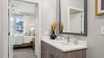 2 chambres, fer et planche à repasser, Wi-Fi, draps fournis