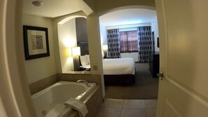 Tabla de planchar con plancha, wifi y ropa de cama 