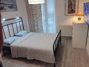 2 bedrooms, free WiFi, bed sheets - Center Apartment-sleeps5-balcony-live Neighborhood (Thessaloniki)