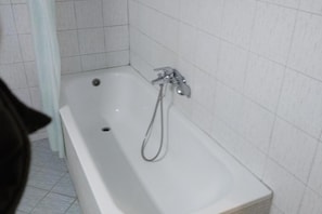 Shower, towels - Cozy City Escape in Thessaloniki (Thessaloniki)