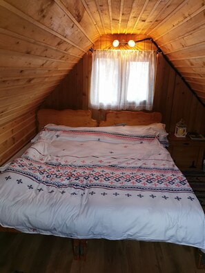 Iron/ironing board, travel cot, free WiFi, bed sheets
