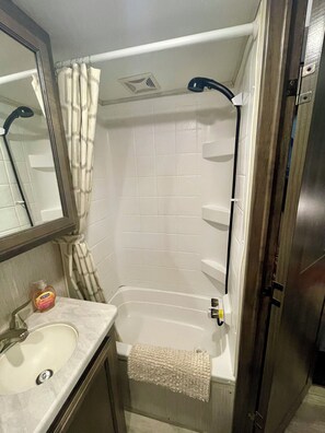 Shower, hair dryer, towels, toilet paper - Bunkhouse RV on 10ac in Waxahachie.TX on Gated property with 2 other rentals (Waxahachie)