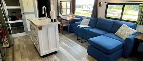 Télévision, cheminée