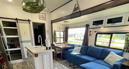 Bunkhouse RV on 10ac outside of Waxahachie. Gated property with 2 other rentals