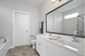 Shower, hair dryer, towels, soap - Family-Friendly Belleville Stay – 3 Bedrooms & Full AC Comfort (Belleville)